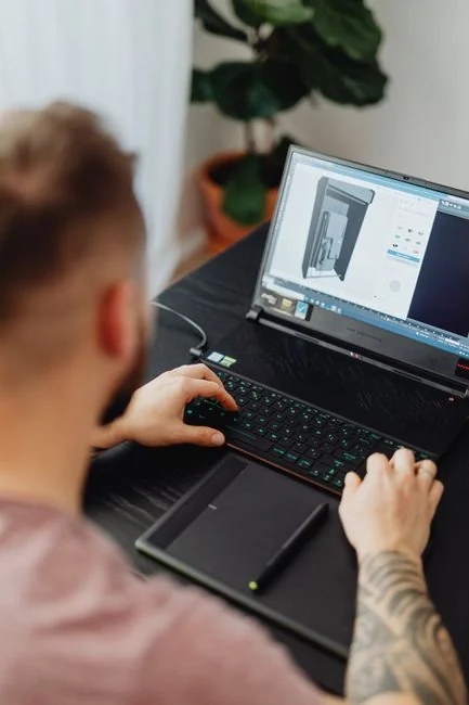 Photo d’archive du Business Man avec une carte de crédit par rupixen